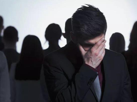社交恐懼癥應(yīng)該注意什么?社交恐懼有什么癥狀?