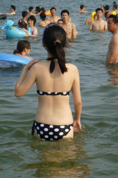 是金子總會發(fā)光，是美女就會引狼，游泳池來了白皙性感美女