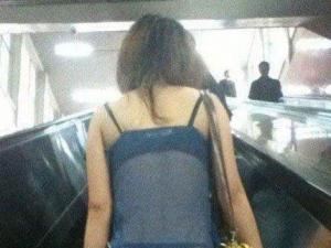 ?姐，穿這樣也逛街？內褲外穿太霸氣鳥