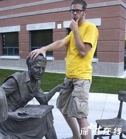 邪惡搞笑內涵圖：搞怪達人與雕像“銷魂”不雅合影照(組圖)