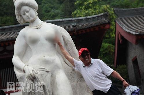 邪惡搞笑內涵圖：搞怪達人與雕像“銷魂”不雅合影照(組圖)