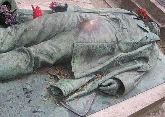 巴黎著名記者Victor Noir之墓,在1870年的1月,拿破侖的侄子殺死了一個21歲的法國記者。人們建造了一個和Noir真人一樣大小的雕塑來紀念他。這個躺著的年輕人特殊的突起被女子們摸的很亮,以增加她們生育的機會、改善性生活或找到丈夫。