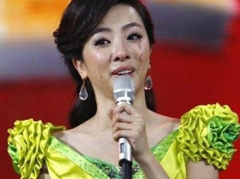 李思思淚流滿(mǎn)面弄花了妝容