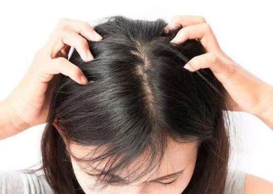 負(fù)離子吹風(fēng)機不傷頭發(fā)是真的嗎?洗完頭不用吹風(fēng)機怎么讓頭發(fā)蓬松