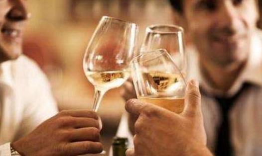 男人喝醉酒不僅傷肝還會傷心 預(yù)防醉酒吃什么