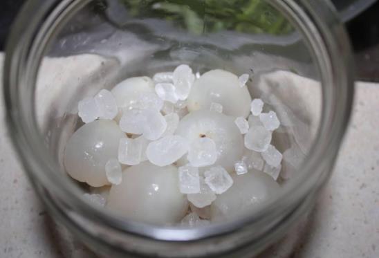 泡荔枝酒發現荔枝放少了怎么辦?泡荔枝酒不加糖味道怎樣?
