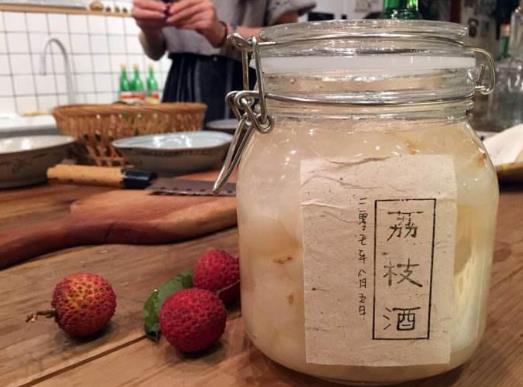 荔枝酒能保存多久才能喝?荔枝泡酒中途可以加酒嗎?