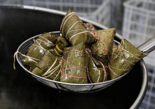 煮粽子的水能煮雞蛋嗎?煮粽子需要多長(zhǎng)時(shí)間才能吃?