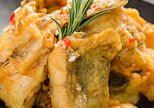 炸魚是裹面粉還是裹淀粉?炸小魚的4個小技巧