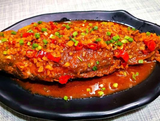 紅燒魚怎樣弄顏色紅亮?魚燒起來(lái)腥味很重怎么回事
