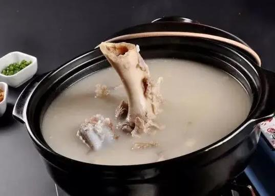 骨頭湯白色的東西主要是什么物質?骨頭湯熬多久最有營養