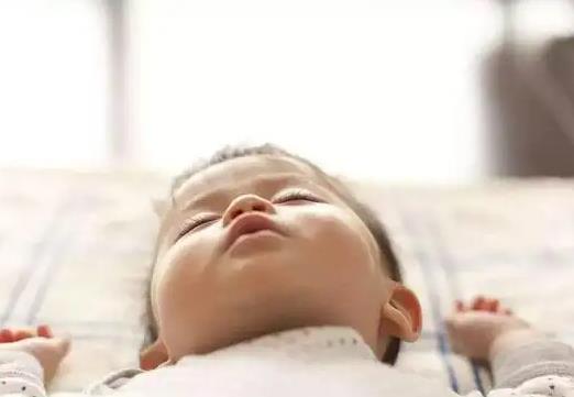 寶寶多大可以一個人睡嬰兒床?影響寶寶睡眠的因素