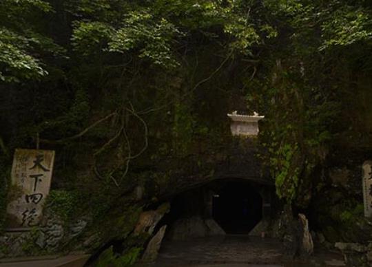 中國(guó)十大著名溶洞奇觀,安順龍宮是全國(guó)最長(zhǎng)水溶洞、雞冠洞是自然大空調(diào)