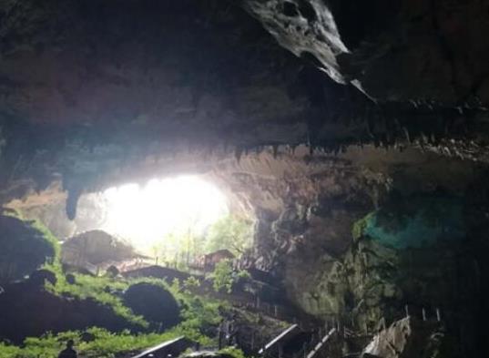 中國(guó)十大著名溶洞奇觀,安順龍宮是全國(guó)最長(zhǎng)水溶洞、雞冠洞是自然大空調(diào)