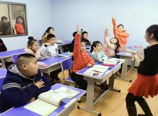 康定市十大教育培訓機構(gòu)排名,晉級文化藝術(shù)培訓學校采用三位一體教學法