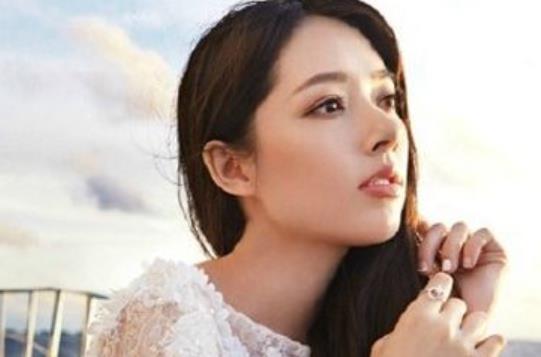 娛樂(lè)圈十大國(guó)民女神 Angelababy精致的五官順利登上女神寶座首位