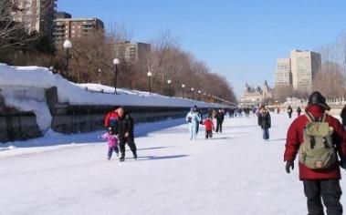 全球最美溜冰場 班芙路易斯湖環繞著冰川筑成的湖泊