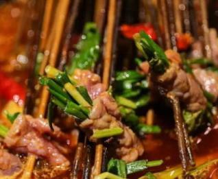 成都串串香十大品牌 小龍串燒擁有獨(dú)特的專業(yè)技術(shù)和經(jīng)營方案