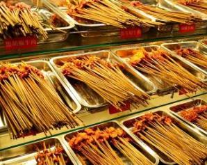 成都串串香十大品牌 小龍串燒擁有獨(dú)特的專業(yè)技術(shù)和經(jīng)營方案