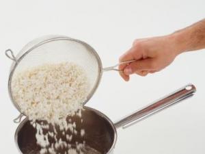 做大米飯怎樣淘米才正確？淘米煮飯最常見的誤區