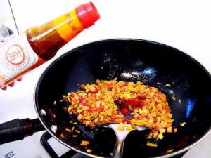 炒菜什么時(shí)候放醬油最好？炒菜放醬油的最佳時(shí)間