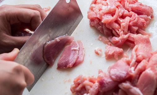 切肉怎么才能不粘刀 切肉不粘刀的方法 不粘刀的新科技