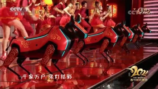 春晚后臺是怎么送盒飯的 春晚機器牛臺上酷炫表演臺下拉車送盒飯