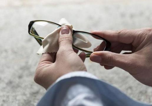 自己怎么清洗眼鏡?鏡片和鏡框之間怎么清潔