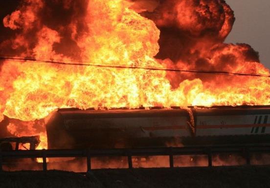 附近油罐車爆炸要躲在車里嗎?油罐車夏天暴曬會自燃嗎?