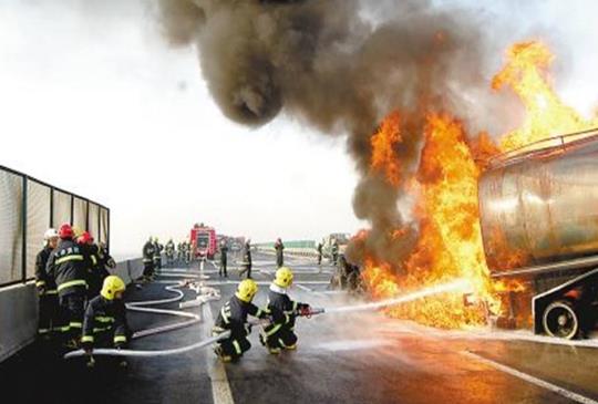 油罐車爆炸怎么躲避?油罐車在太陽下會不會爆炸?