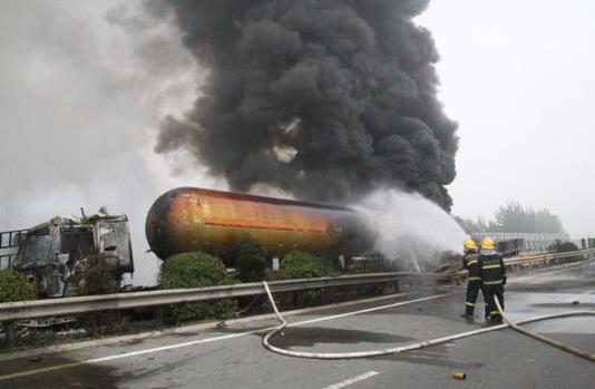 附近油罐車爆炸要躲在車里嗎?油罐車夏天暴曬會自燃嗎?