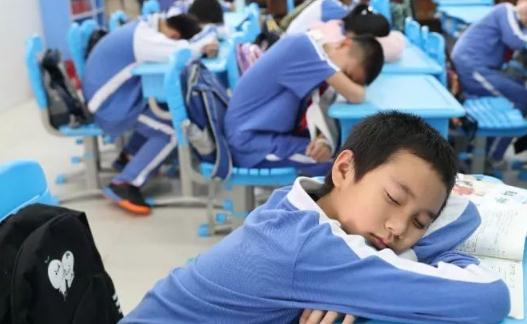 午睡是趴在桌子上還是躺著睡好 午睡趴著睡覺(jué)流口水是怎么回事