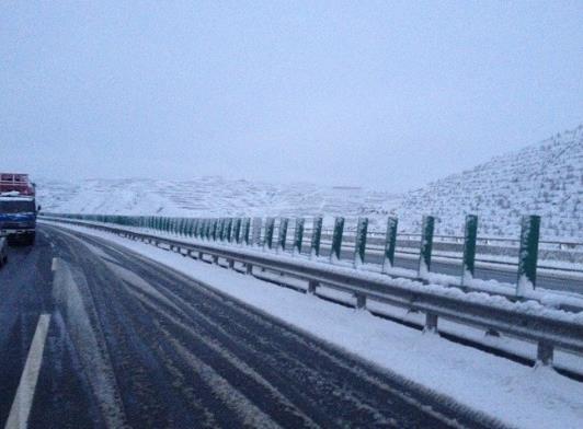 雪后上高速走被壓的雪路還是沒(méi)被壓的雪路?暴雪過(guò)后幾天可以上高速