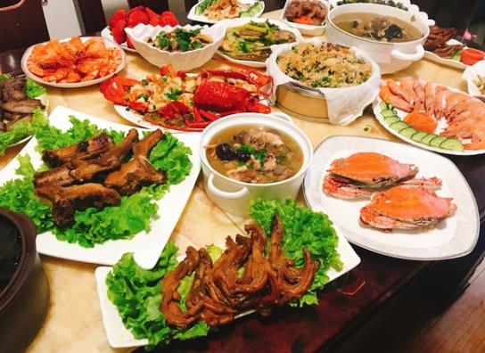 年夜飯去飯店吃合適嗎?年夜飯是在每年的什么時(shí)候吃