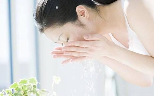 什么溫度的水洗臉最好 早上洗臉要注意什么