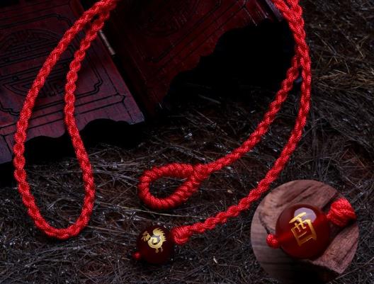 本命年紅繩可以戴幾條?本命年紅繩可以摘下來(lái)?yè)Q手戴嗎
