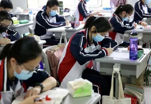 高考送考家長一定要穿旗袍嗎?高考要不要去寺廟為孩子祈福