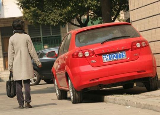 停車怎么判斷前后左右車距?停車后如何判斷前輪是否回正