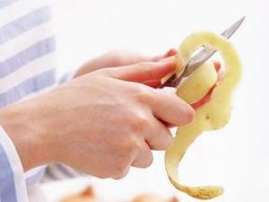 寶寶喂養誤區：蔬菜水果削皮吃衛生