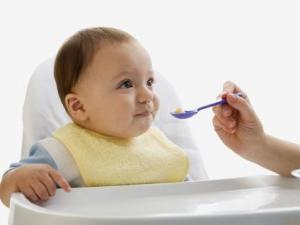 寶寶喂養誤區：輔食添加比母乳喂養更重要