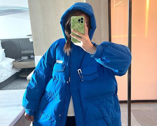 克萊因藍羽絨服配什么顏色的褲子?克萊因藍和寶藍色有什么區別嗎