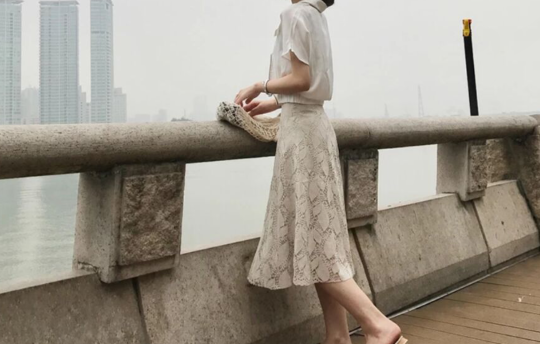夏日來到來件蕾絲單品吧!夏日炎炎也要美美秀出女人味!