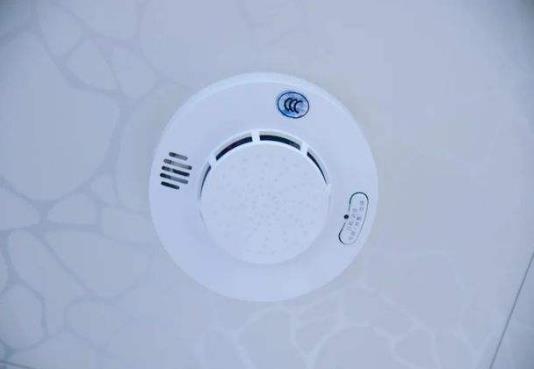 煙霧報(bào)警器能安裝在墻壁上嗎?煙霧報(bào)警器要幾根煙會(huì)報(bào)警