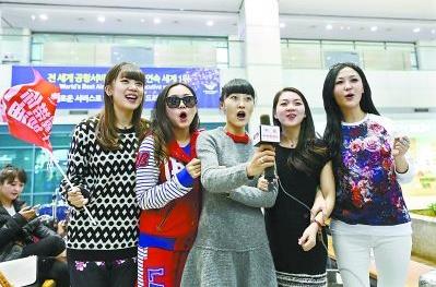 郜林妻子、張琳芃妻子、鄭智妻子、孫祥妻子、馮瀟霆妻子(從左至右)