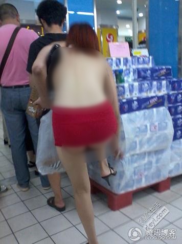 武漢紅鋼城超市暴露裸女露臀頻出沒,又換新戰衣