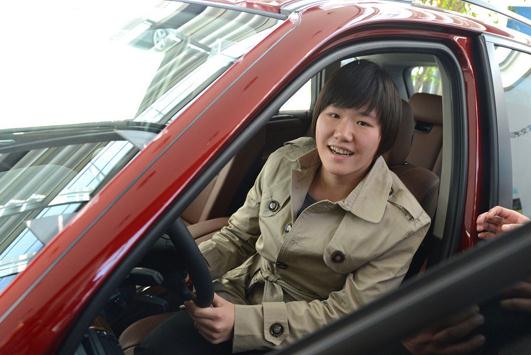 葉詩(shī)文獲贈(zèng)寶馬X5轎車(chē),未到駕齡有車(chē)也不能開(kāi)