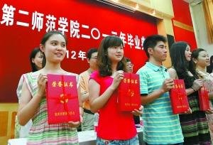 迎來改制后首屆畢業(yè)生,校長鄒渝向畢業(yè)生們提出了真誠寄語