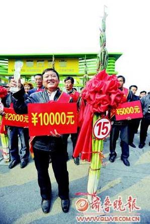 山東農民種出2.23米高大蔥,第三次折桂獲10000元獎金