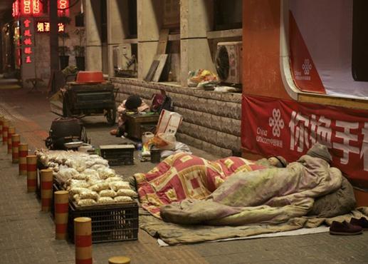 9歲女孩寒夜街頭幫老人賣爆米花，借路燈在馬路邊做功課