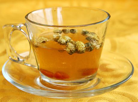 喝菊花茶的禁忌：喝菊花茶別加冰糖，不要飲用味苦的菊花茶
